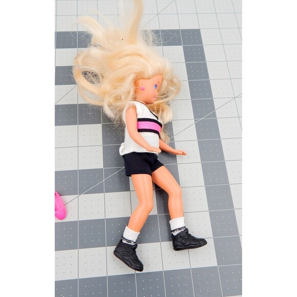 Barbie's Littlest Sister Stacie Party N Play Doll Mattel 5411 Soccer 1992 - Picture 3 of 9